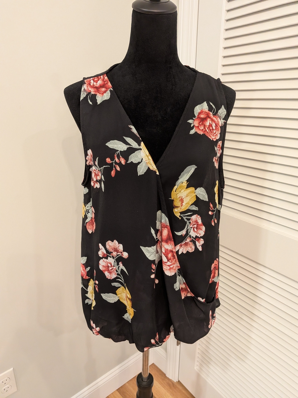 Floral V-Neck Sleeveless Top - Black with Red & Yellow Blooms Size XL New